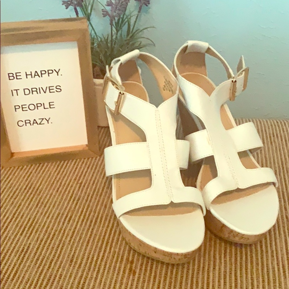 NWOT! 🏷 White Summer Wedge Sandals. Never Worn.